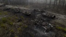 Pemandangan kendaraan lapis baja Rusia yang hancur di pinggiran Kiev, Ukraina, 31 Maret 2022. Pasukan Rusia menembaki pinggiran Kota Kiev, dua hari setelah Kremlin mengumumkan akan secara signifikan mengurangi operasi dekat Ibu Kota dan Chernihiv. (AP Photo/Rodrigo Abd)
