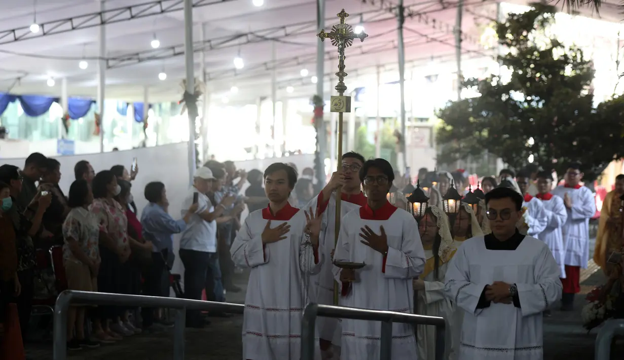 Misa ini menjadi puncak perayaan Natal sekaligus satu-satunya yang dipimpin langsung oleh Uskup Agung Jakarta Kardinal Ignatius Suharyo. Tampak dalam foto, iring-iringan umat Katolik saat pelaksanaan Misa Pontifikal Natal di Gereja Katedral Jakarta, Kamis (25/12/2025). (Kapanlagi.com/Budy Santoso)