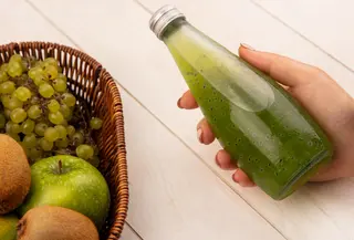 Beralih ke gelas kaca untuk pilihan yang lebih eco-friendly./copyright Freepik/stockking