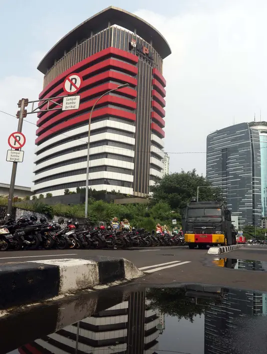 Kendaraan penyemprot air milik kepolisian disiagakan di jalan Kuningan Persada sekitar Gedung Merah Putih KPK, Jakarta, Selasa (1/6/2021). Pengamanan gedung KPK dan sekitarnya diperketat terkait upacara pelantikan pegawai KPK menjadi Aparatur Sipil Negara. (Liputan6.com/Helmi Fithriansyah)