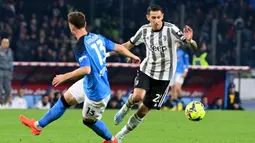 Setelah tertinggal Juventus mencoba meningkatkan intensitas serangan. Peluang sempat didapat Angel Di Maria pada menit ke-21, namun tendangan jarak jauhnya hanya menerpa tiang gawang Napoli yang dikawal Alex Meret. (AFP/Alberto Pizzoli)