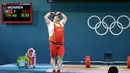 Lifter China, Li Wenwen melakukan selebrasi dengan membuat gestur hati setelah memastikan dirinya meraih medali emas cabang olahraga angkat besi +81kg putri Olimpiade Paris 2024 di South Paris Arena, Paris, Prancis, Sabtu (11/08/2024). (AFP/Arun Sankar)