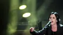 Penampilan vokalis The Cranberries, Dolores O’Riordan pada Festival Musik Sanremo ke-62 di Australia pada 18 Februari 2012. Dolores merupakan sosok frontman sekaligus vokalis yang sukses membawa karir Cranberries melesat di era 90an. (TIZIANA FABI/AFP)