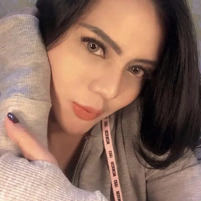 6 Potret Terbaru Model Anggita Sari yang Kini Lepas Hijab