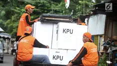 Petugas PPSU mendistribusikan logistik Pemilu 2019 ke wilayah RW di Kelurahan Palmeriam, Kecamatan Matraman, Jakarta, Selasa (16/4). Pendistribusian logistik pemilu 2019 untuk calon presiden dan legislatif sudah mencapai 99 persen dan siap didistribusikan ke setiap TPS. (merdeka.com/Iqbal S Nugroho)