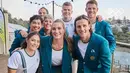 Timnas Australia bakal tampil semi formal di seremonial Olimpiade 2024 dengan blazer hijau dari Sports Craft. Atlet laki-laki bakal memadukan blazer dengan kaos katun dan celana pendek chino. Sedangkan atlet perempuan padukan rok lipit gradasi hijau putih, emas atau celana pendek krem dengan blazer. [@olympics]