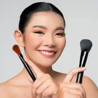 Memilih makeup aman untuk kulit sensitif agar tetap cantik tanpa iritasi. (Foto: Jcomp/Freepik)