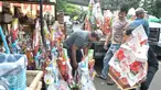 Pedagang menaikan parcel ke atas mobil di kawasan Pasar kembang, Cikini, Jakarta, Jumat (16/12). Jelang hari raya Natal, pedagang parcel di kawasan Cikini masih sepi pembeli. (Liputan6.com/Yoppy Renato)