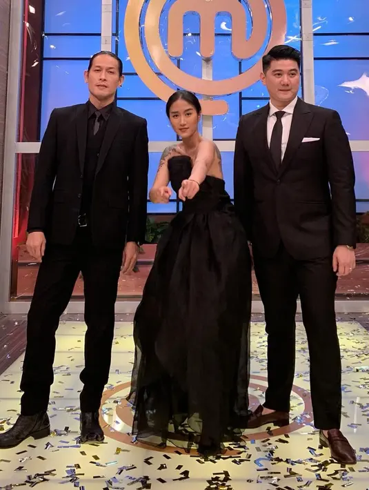 Di sini Chef Renatta tampil dengan dress off-shoulder terusan dengan bagian rok dari bahan organza yang semi transparan. Foto: Instagram.