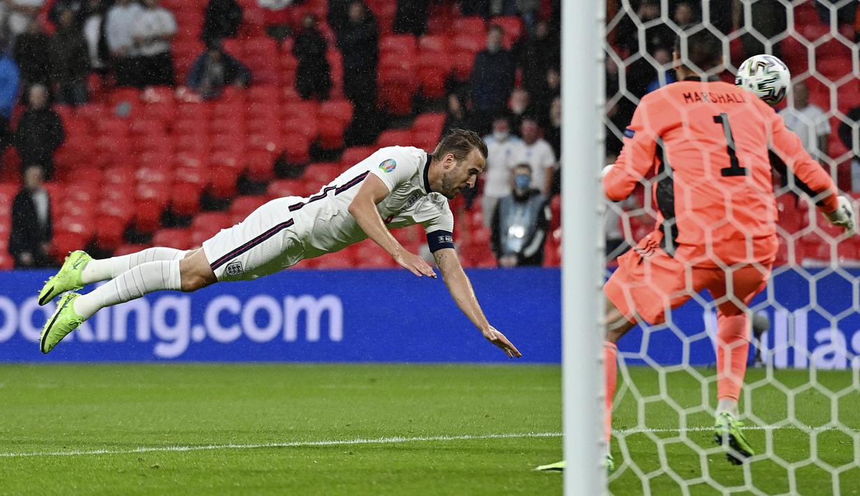 Harry Kane datang ke Euro 2020 dengan status top skor Liga Inggris. Namun ternyata, Harry Kane tidak bisa mencatatkan namanya di papan skor dalam tiga laga yang dilakoni. (Foto: AP/Pool/Justin Tallis)