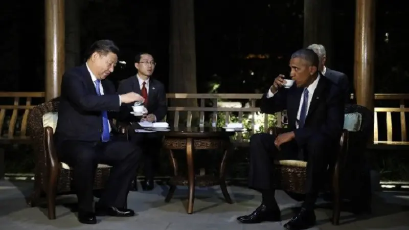 Presiden Obama dan Presiden Xi Jinping minum teh bersama di sebuah paviliun di Hangzhou