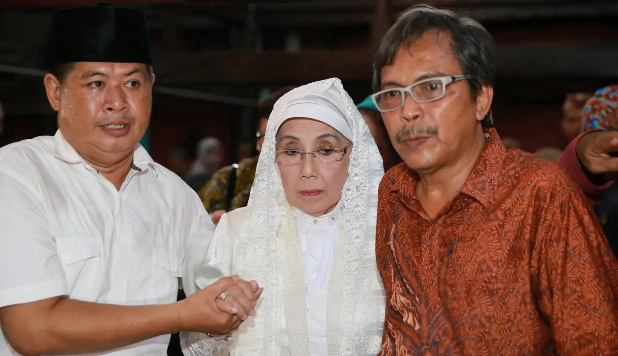 Selain itu, terdapat nama Gusti Sultan Sepuh XIV Keraton Kasepuhan dan Bapak Burhanudin Abdullah, mantan Gubernur Bank Indonesia bertindak sebagai saksi dari pernikahan pasangan kakek dan nenek ini. (Adrian Putra/Bintang.com)