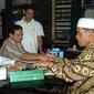 Pembayaran zakat fitrah di masjid Cut Mutiah Jakarta. Selain zakat fitrah panitia juga menerima zakat mal, infaq, dan sodakoh yang akan disalurkam kembali kepada kaum dhu'afa. (ANTARA)
