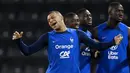 Sesekali Kylian Mbappe tampak bercanda dengan rekannya di sela-sela sesi latihan. (AFP/Franck Fife)