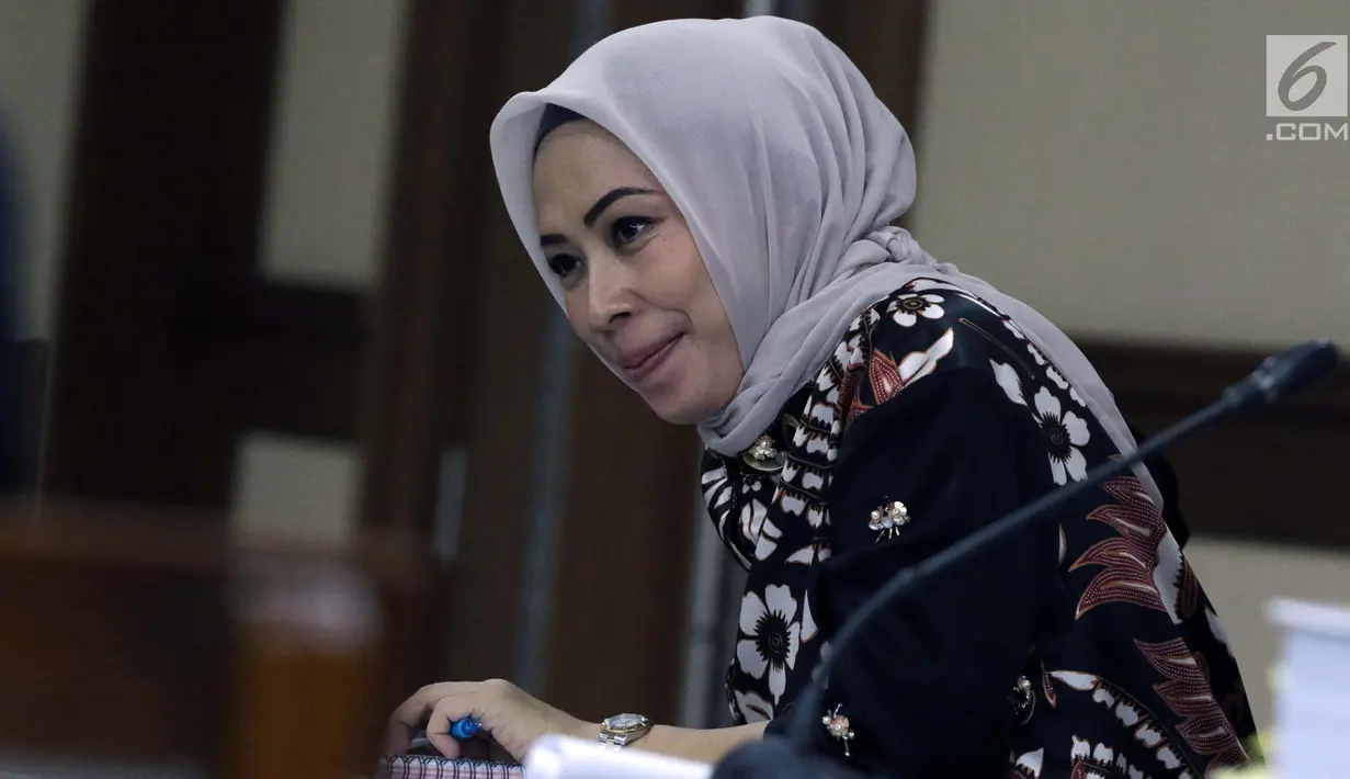 Terdakwa suap mantan anggota DPR Bowo Sidik Pangarso, Asty Winasti saat sidang lanjutan di Pengadilan Tipikor Jakarta, Rabu (26/6/2019). Sebelumnya, Asty didakwa melakukan suap 153.783 dolar AS dan Rp311,022 juta terkait kerja sama pengangkutan pupuk dengan PT HTK. (Liputan6.com/Helmi Fithriansyah)