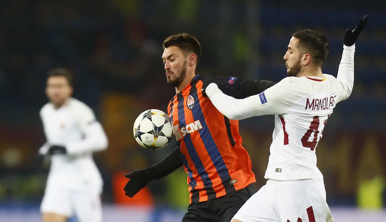 Duel pemain Roma, Kostas Manolas (kanan) dengan pemain Shakhtar, Facundo Ferreyra pada laga 16 besar Liga Champions di Metalist Stadium, Kharkiv, Ukraina, (21/2/2018). Shaktar menang 2-1.  (AP/Efrem Lukatsky)
