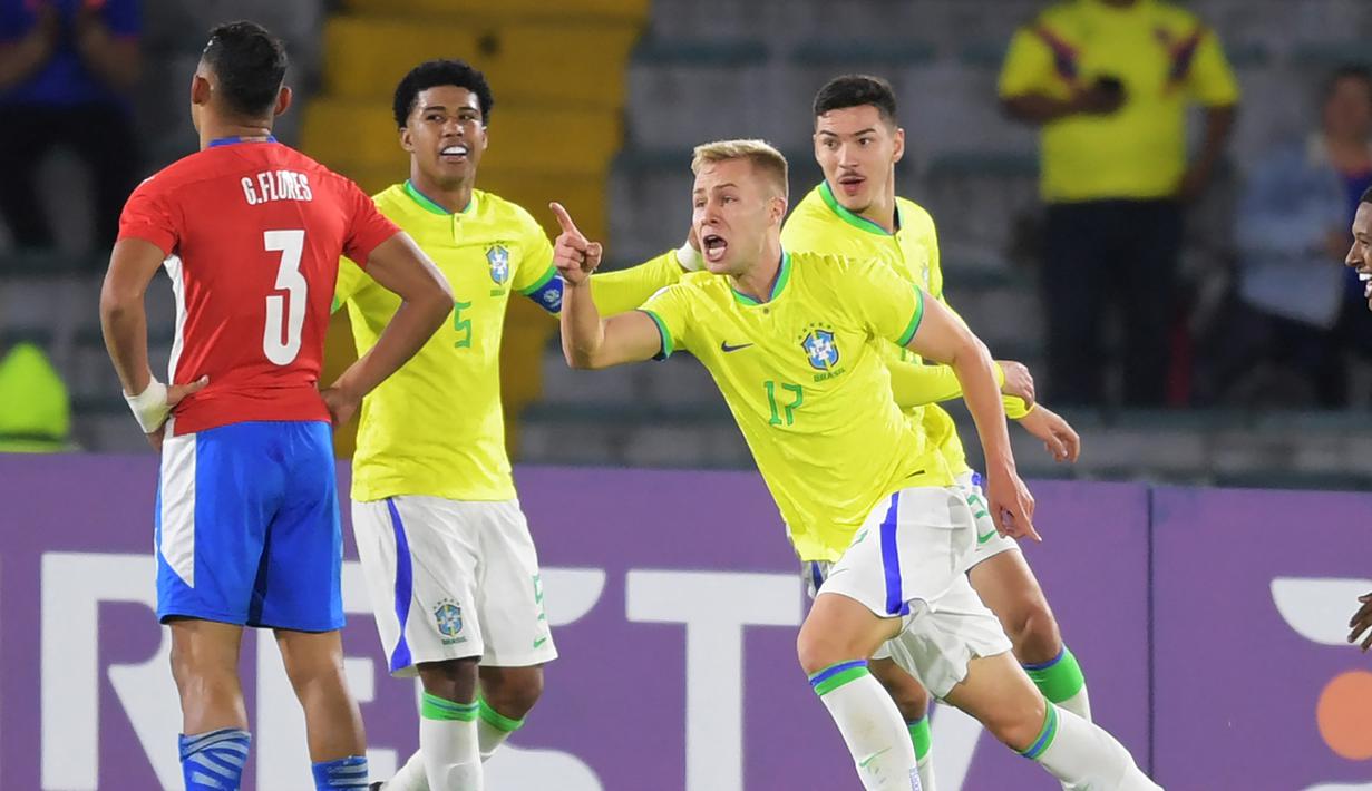 Brasil memastikan lolos ke Piala Dunia U-20 2023 di Indonesia setelah pada partai ketiga putaran akhir kualifikasi Zona Conmebol, Ronald dkk menang 2-0 atas Paraguay di Bogota, Kolombia, Selasa (7/2/2023) pagi WIB. (AFP/Daniel Munoz)