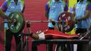 Atlet para angkat berat, Ni Nengah Widiasih, saat beraksi pada Asian Para Games di Balai Sudirman, Jakarta, Minggu (7/10/2018). Ni Nengah berhasil mempersembahkan medali perak dengan total angkatan 97 kg. (Bola.com/M Iqbal Ichsan)