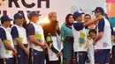 Gubernur DKI Jakarta, Anies Baswedan menyematkan medali kepada pembawa obor usai Api Obor Asian Games 2018 tiba di Balai Kota, Jakarta, Rabu (15/8). (Liputan6.com/Fery Pradolo)