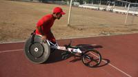 Atlet balap kursi roda Indonesia di Asian Para Games 2018, Jaenal Aripin. (Bola.com/Ronald Seger Prabowo)