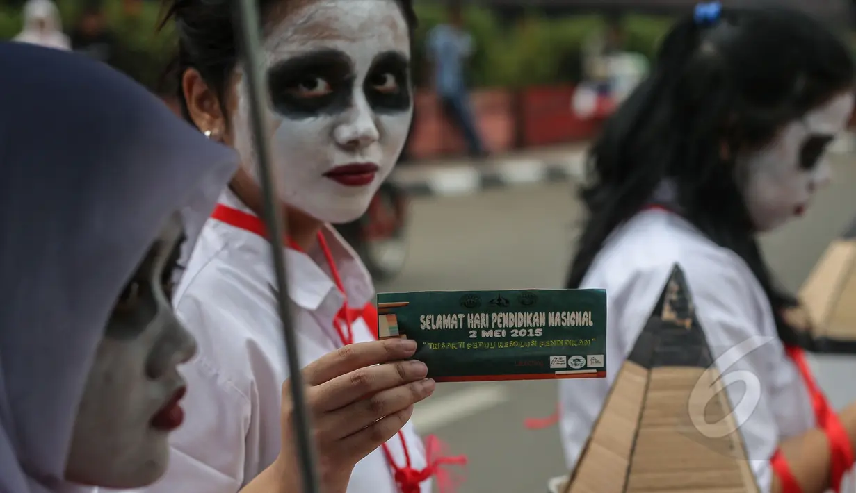Mahasiswa melakukan aksi teatrikal bertema 'Revolusi Pendidikan' dalam rangka memperingati Hari Pendidikan Nasional di Bundaran HI, Jakarta, Minggu (3/5/2015). Tampak para mahasiswa merias wajah mereka.(Liputan6.com/Faizal Fanani) 