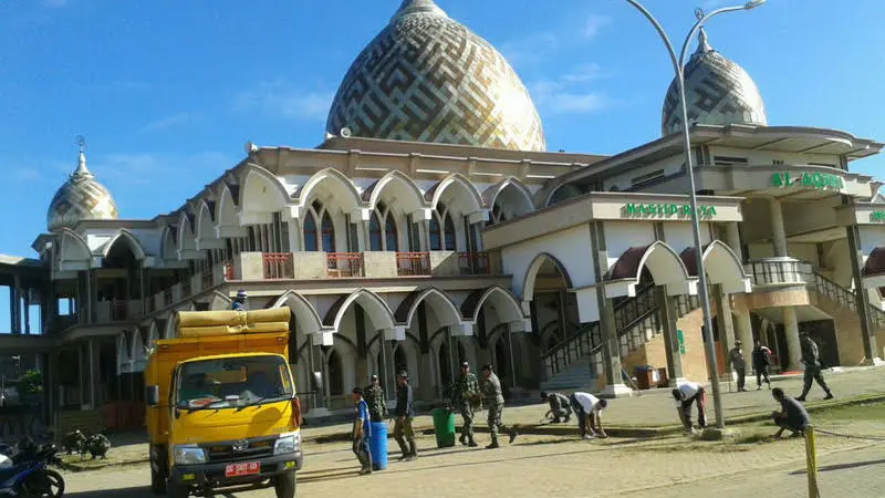 Sambut Ramadan, Prajurit TNI Bersihkan Masjid Raya Merauke