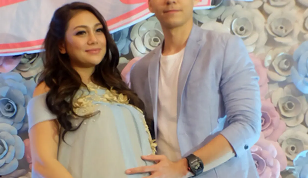 Celine Evangelista dan Stefan William baru saja menggelar acara baby shower Minggu (20/8/2017). Banyak perubahan dirasakan oleh Celine di usia kehamilannya yang menginjak 7 bulan. (Instagram/celine_evangelista)