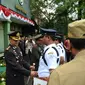 Kapolres Jakarta Barat beri penghargaan kepada Satpam berprestasi di HUT Bhayangkara (Liputan6.com/Muslim AR)