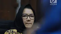 Terdakwa gratifikasi dan suap pemberian izin lokasi perkebunan kelapa sawit, Rita Widyasari menyimak keterangan saksi pada sidang lanjutan di Pengadilan Tipikor, Jakarta, Rabu (16/5). Sidang mendengar keterangan saksi. (Liputan6.com/Helmi Fithriansyah)