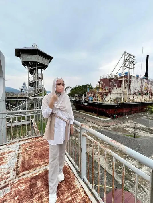 Look-nya tersebut juga semakin lengkap dengan sepatu sneakers putih dan tas branded. (Instagram/reisabrotoasmoro).