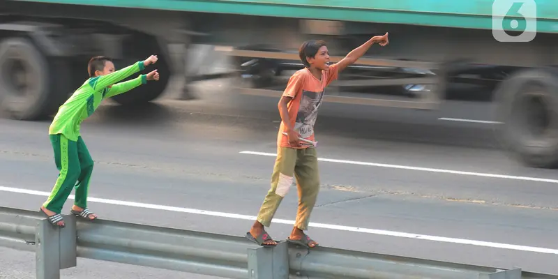 Berbahaya, Anak anak Ini Bermain di Pinggir Jalan Tol