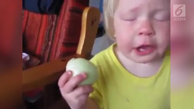 Video bocah laki-laki makan bawang bombay viral di media sosial.