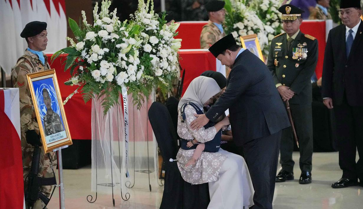 Kedatangan ketiga jenazah disambut upacara militer dan persemayaman sebagai bentuk penghormatan terakhir sebelum diterbangkan ke daerah asal masing-masing. Tampak dalam foto, Presiden Republik Indonesia, Prabowo Subianto (ketiga dari kanan) menyapa keluarga personel pasukan penjaga perdamaian yang tergabung dalam United Nations Interim Force in Lebanon (UNIFIL) yang gugur saat bertugas bersama pasukan sementara Perserikatan Bangsa Bangsa (PBB) di Lebanon, menangis saat upacara penghormatan militer di Bandara Internasional Soekarno-Hatta, Tangerang, Banten, Sabtu, 4 April 2026. (AP Photo/Achmad Ibrahim)