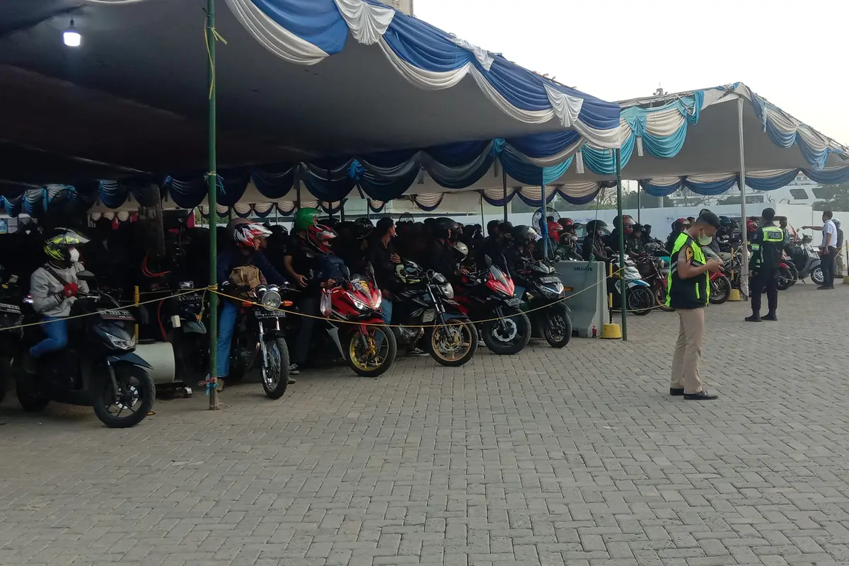 Suasana pemudik sepeda motor di Pelabuhan Ciwandan