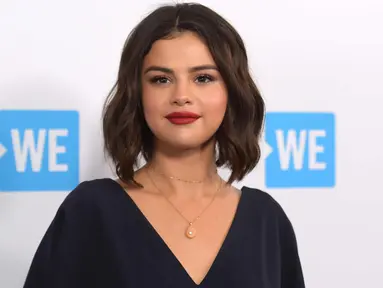 Penyanyi Selena Gomez berpose saat menghadiri WE Day California di The Forum di Inglewood, California (19/4). Selena Gomez tampil cantik dengan gaun berwarna biru tua dengan lipstik berwarna merah dibibirnya. (AP Photo/Richard Shotwell)