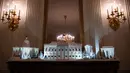 Dekorasi Natal terlihat selama pratinjau dekorasi liburan 2018 di Gedung Putih , Washington DC, Senin (26/11). Gedung Putih telah resmi didekorasi untuk menyambut Natal 2018 dengan mengangkat tema 'American Treasures'. (NICHOLAS KAMM / AFP)