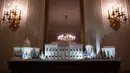 Dekorasi Natal terlihat selama pratinjau dekorasi liburan 2018 di Gedung Putih , Washington DC, Senin (26/11). Gedung Putih telah resmi didekorasi untuk menyambut Natal 2018 dengan mengangkat tema 'American Treasures'. (NICHOLAS KAMM / AFP)