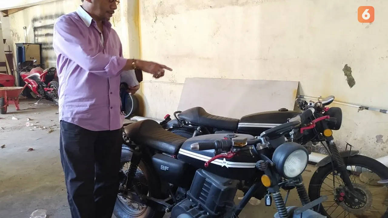 Pembina LSM APAK Sulsel, Jermias Rarsina menunjukkan barang bukti motor listrik yang diduga selundupan (Liputan6.com/ Eka Hakim)