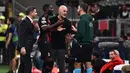 Pelatih AC Milan, Stefano Pioli sempat melancarkan protes keras atas karu merah tersebut di pinggir lapangan kepada asisten wasit perangkat pertandingan. (AFP/Marco Bertorello)
