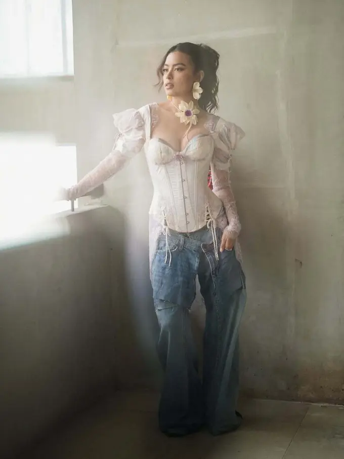 Gaya Eva Celia Padukan Kebaya dan Jeans di Hari Kebaya Nasional, Bukti Gaya Tradisional Bisa Tetap Relevan dan Edgy