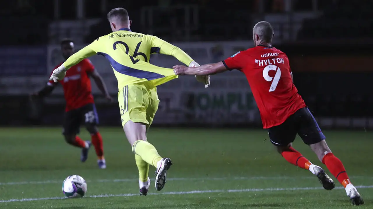 Aksi Memukau Dean Henderson, Kiper Manchester United yang Mencuri Perhatian di Piala Liga Inggris