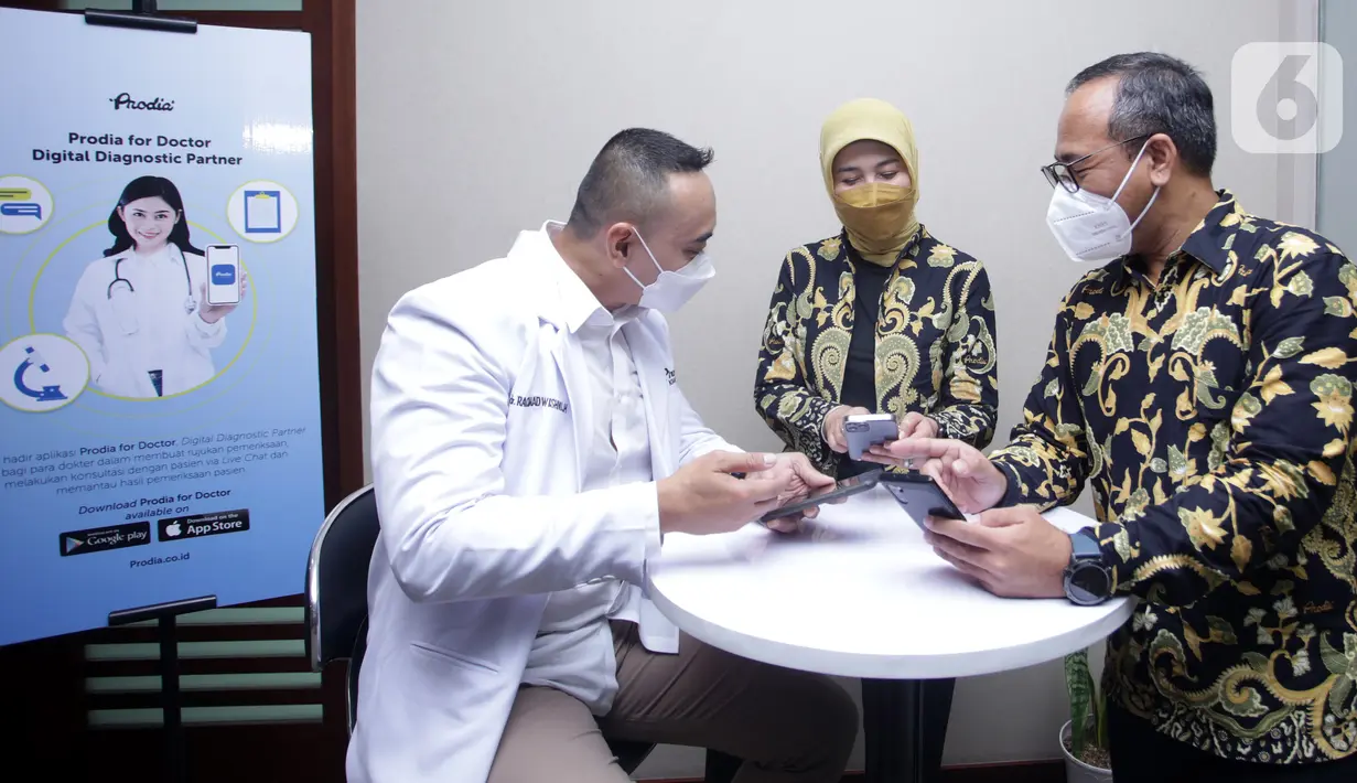 Direktur Digital Service Transformation & IT Prodia Andri Hidayat, Direktur Business & Marketing Indriyanti Rafi Sukmawati dan Dokter Prodia Health Care Kramat Rachmad Wishnu Hidayat berbincang pada peluncuran aplikasi Prodia for Doctor, Digital Diagnostic Partner Jakarta (4/4/2022). (Liputan6.com)