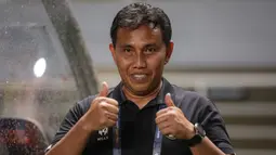 Ekspresi pelatih&nbsp;Timnas Indonesia U-17, Bima Sakti&nbsp;saat pertandingan Grup B Kualifikasi Piala Asia U-17 2023 melawan Timnas Guam U-17 yang berlangsung di Stadion Pakansari, Bogor, Senin (3/10/2022). (Bola.com/Bagaskara Lazuardi)