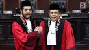 Ketua Mahkamah Konstitusi (MK) terpilih Anwar Usman (kiri) berjabat tangan dengan Wakil Ketua terpilih Aswanto usai acara pengucapan sumpah jabatan Ketua dan Wakil Ketua MK di gedung MK, Jakarta, Senin (2/4). (Liputan6.com/Immanuel Antonius)