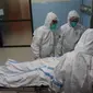 Sejumlah tenaga medis di RSUD Dr Moewardi Solo menggelar simulasi penanganan perawatan pasien suspek virus corona. (Liputan6.com/Fajar Abrori)