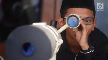 Tim Rukyat Hilal AL Husna MAJT Semarang mengintip hilal di Menara Al-Husna Masjid Agung Jawa Tengah, Selasa (15/5 ). Meski bulan di ufuk titik tengah belum terlihat, penentuan Ramadan masih menunggu Sidang Isbat Kementerian Agama. (Liputan6.com/Gholib)