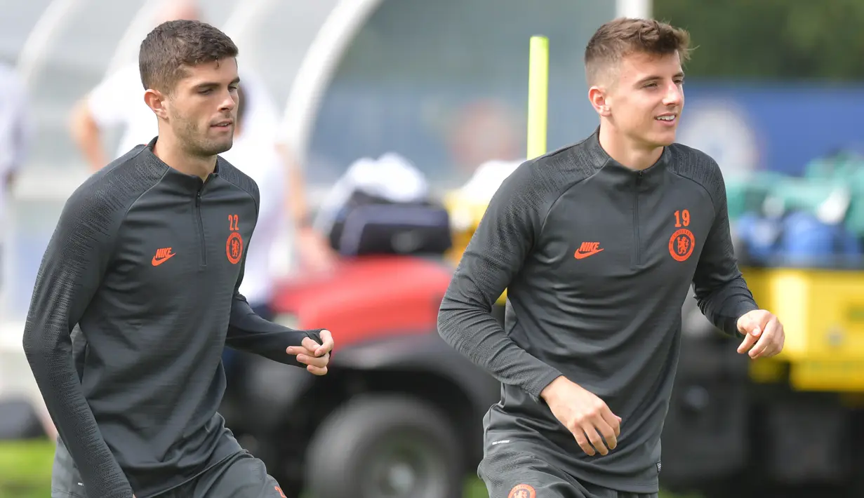 Gelandang Chelsea, Mason Mount (kanan) dan Christian Pulisic melakukan pemanasan saat latihan tim di kompleks Cobham, London, Inggris (16/9/2019). Chelsea akan bertanding melawan wakil Spanyol, Valencia pada grup H Liga Champions. (AFP Photo/Olly Greenwood)