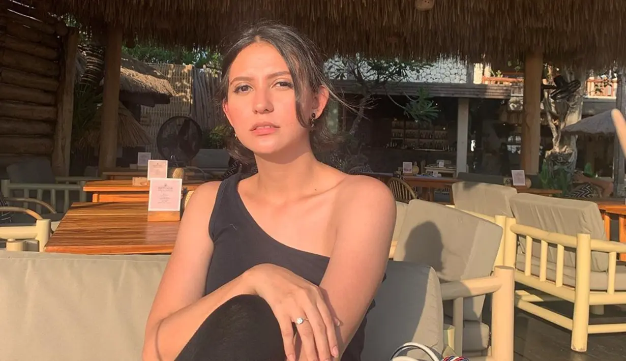 Banyak hal yang bisa dilakukan saat di pantai. Tidak hanya bermain air, duduk santai sambil menunggu matahari terbenam juga bisa menjadi salah satu alternatif. Seperti yang dilakukan perempuan berusia 26 tahun ini saat sedang menunggu waktu sunset tiba. (Liputan6.com/IG/aliyah.faizah)