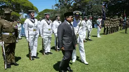 Rencananya, Presiden Republik, Prabowo Subianto, akan bertemu dengan Perdana Menteri (PM) Australia Anthony Albanese. Tampak dalam foto, Presiden Indonesia Prabowo Subianto (tengah) memeriksa pasukan kehormatan di Admiralty House di Sydney, Australia, pada Rabu 12 November 2025. (Rick Rycroft/POOL/AFP)