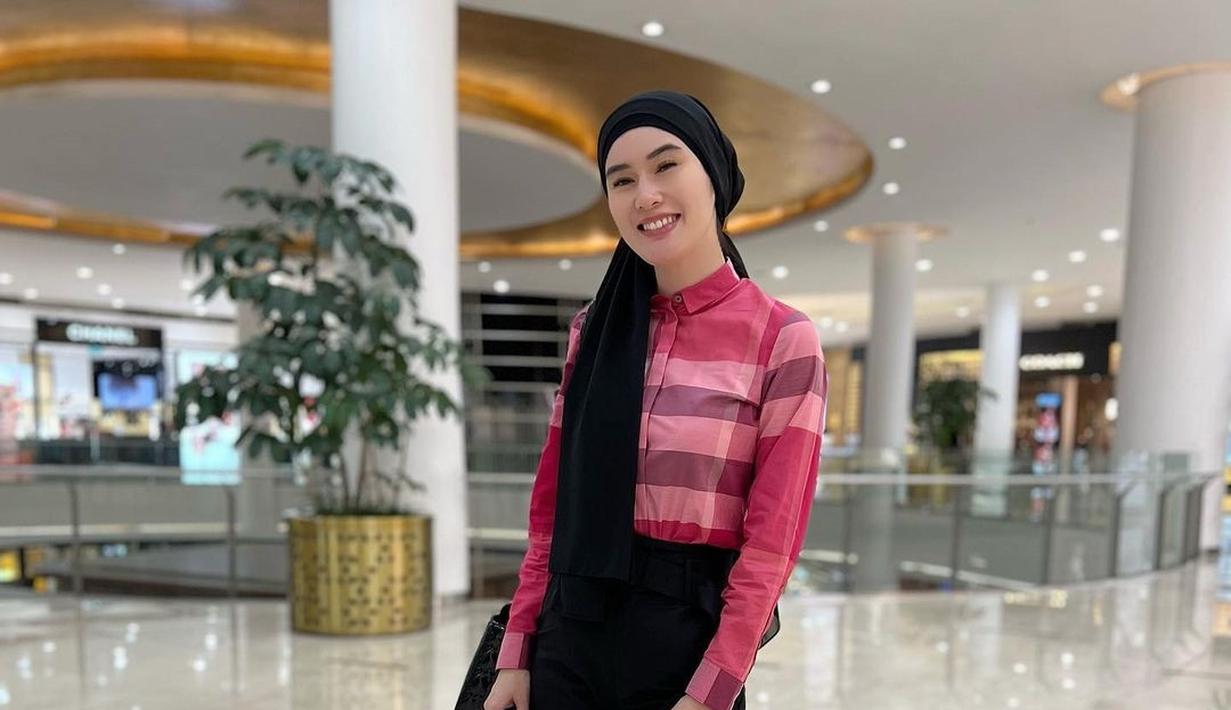 Saat sudah disebut mantap mengenakan hijab, Stevie Agnecya baru-baru ini terlihat tampil tanpa kerudung. Ia juga kerap mengunggah video dan fotonya lepas hijab di media sosial. (Liputan6.com/IG/@steviagnecya).